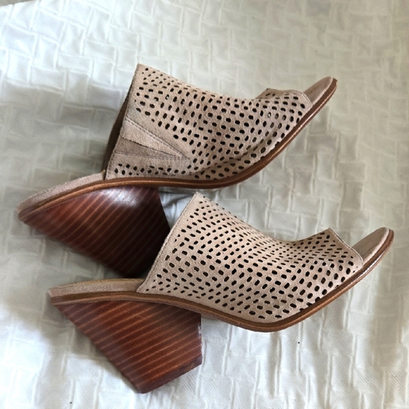 Vince Camuto DEVINA Tan Mules with Chunky Wooden Heel Size 7.5 Summer Shoes - Picture 1 of 10